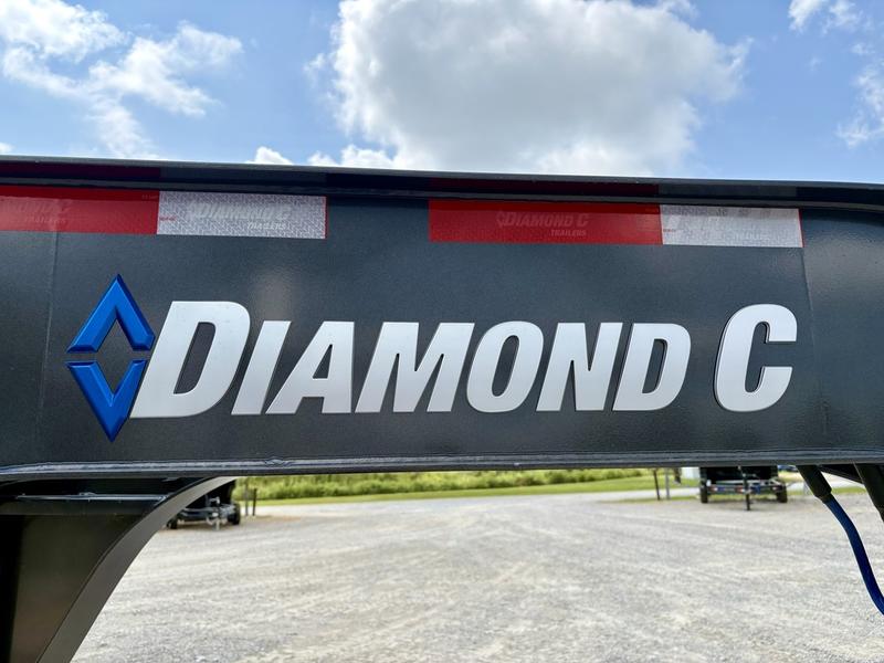 2026 Diamond C FMAX210 2.0 32' x 102" Engineered Beam 25k W/ Hydraulic Dovetail - Image 4