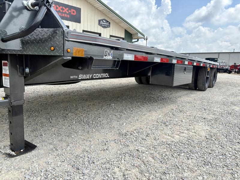 2026 Diamond C FMAX210 2.0 32' x 102" Engineered Beam 25k W/ Hydraulic Dovetail - Image 6