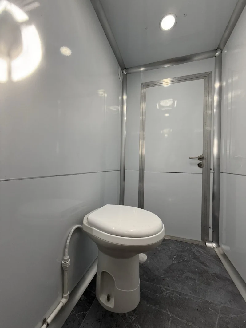 4-Stall Luxury Restroom Trailer - Image 19