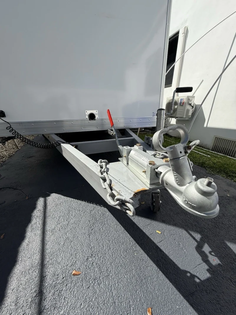 4-Stall Luxury Restroom Trailer - Image 15