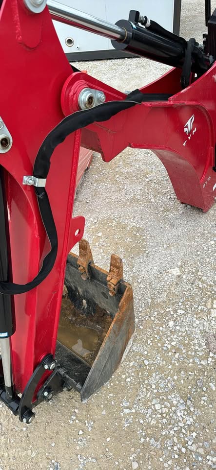 3 point tractor loader backhoe TYM BY75 - Image 6